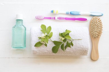 sabah ile temiz oral kavite ve diş diş fırçası gargara beyaz sağlıklı dişler için