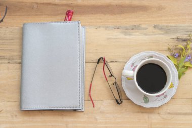 Ofis Büro iş için sıcak kahve ve dizüstü bilgisayar planlayıcısı