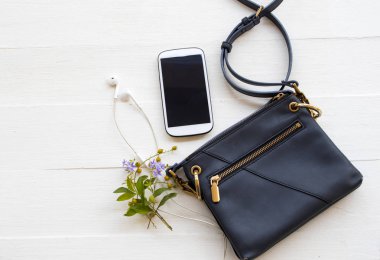 cep telefonu omuz çantası koleksiyonu yaşam tarzı kadın rahatlama düzenleme düz arka plan beyaz ahşap üzerine yatar