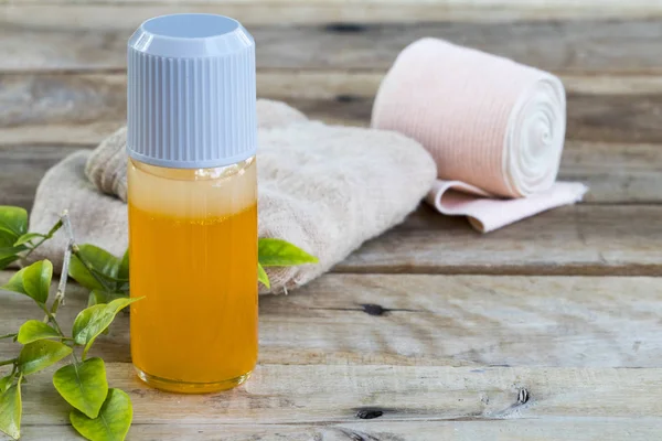 Erste Hilfe Mit Kräuteröl Medikament Liniment Und Verband Gesundheitsversorgung Schmerzen — Stockfoto