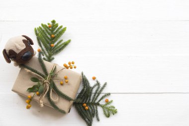 Festivalin özel günü için hediye kutusu. Yılbaşı ve yapraklı yeni yıl. Köpek oyuncağı düzenleme dairesi.