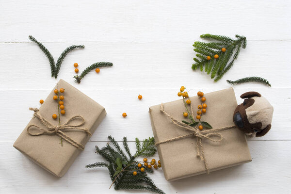 подарочная коробка на особый день в день фестиваля Рождество и Новый год с листом, собачья игрушка расположение плоский лежал открытка стиль на заднем плане деревянный белый
