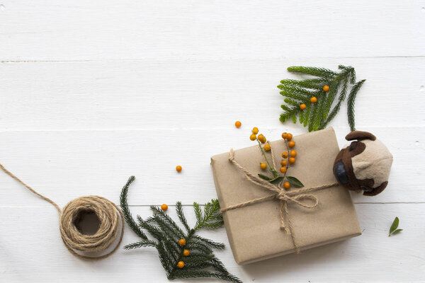 подарочная коробка на особый день в день фестиваля Рождество и Новый год с листа, веревки, собаки игрушки расположение квартира лежал открытка стиль на заднем плане деревянный белый
