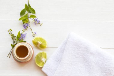 Bitkisel aroma maskesi. Bitki örtüsü. Ballı limon.