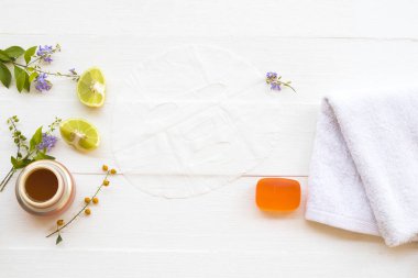 Bitkisel aroma maskesi. Bitki özlü limon, çarşaf maskesi ve cilt bakımı için bitkisel sabun. Yüz düzenlemesi için.