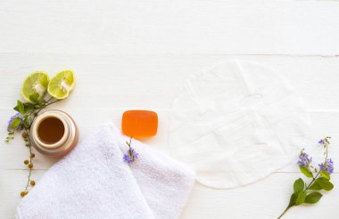 Bitkisel aroma maskesi. Bitki örtüsü. Ballı limon. Cilt bakımı için maske, sabun.