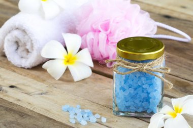 Mavi banyo tuzu, bitkisel sağlık, vücut derisi, hayat tarzı bir kadınla banyo yapmak için. Arka plandaki ahşap süslemeyi gevşetin.