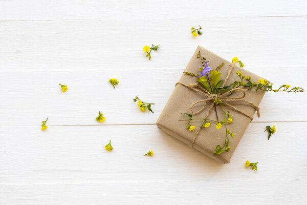 подарочная коробка на особый день в день фестиваля Рождество и новый год жизни с цветами расположение плоский стиль лежал на фоне белого
