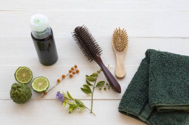 Bitkisel şampuan özütü bitkisel kaffir limon flora Asya sağlık hizmetleri fırça ile saç yıkama yaşam tarzı temizlik, terry bez düzenleme düz arka plan beyaz ahşap