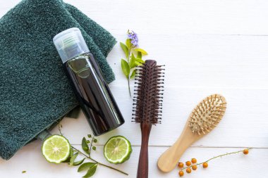 Bitkisel şampuan özütü bitkisel kaffir limon flora Asya sağlık hizmetleri fırça ile saç yıkama yaşam tarzı temizlik, terry bez düzenleme düz arka plan beyaz ahşap