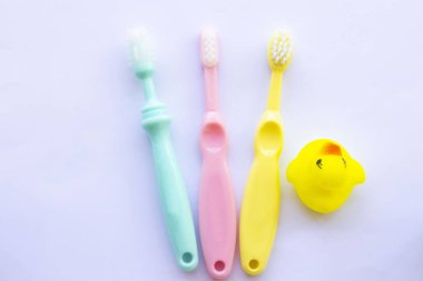 3 adım bebek diş fırçası. 6 ay, 8 ay ve 1 yaşında. Bebek bakımı için sarı ördek oyuncağı. 