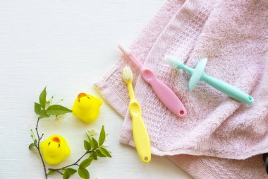 3 adım bebek diş fırçası. 6 ay, 8 ay ve 1 yaşında. Sağlık hizmetleri ağız boşluğu, terrry bez düzenleme düzeyi düz arka plan beyaz üzerinde yatıyordu. 