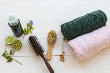 Bitkisel şampuan özütü bitkisel kaffir limon flora Asya sağlık hizmetleri fırça ile saç yıkama yaşam tarzı temizlik, terry bez düzenleme düz arka plan beyaz ahşap