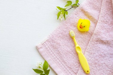  Bebeğin diş fırçası. 1 yaşında. Bebek için ağız boşluğu, terrry bezi düzenleme düzeyi düzleştirilmiş. 