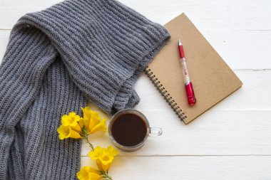 Sıcak kakao, sarı çiçekler ve örgü ören hayat tarzı eşarplı iş için defter planlayıcısı. Kış sezonu düzenlemelerinde rahat ol. 