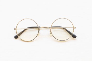 Gözlükler daire biçiminde sağlık hizmeti yaşam tarzı düzenleme düz arka plan beyaz üzerine yatar 