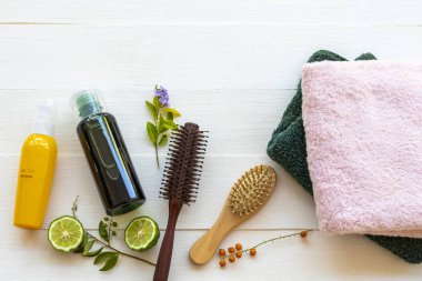 Bitkisel şampuan özütü bitkisel kaffir limon florası saç bakım serumu, tarak ve terry bez sağlık hizmetleri yaşam tarzı temizlik düzenleme bezi için bembeyaz üzerine yatıyordu.
