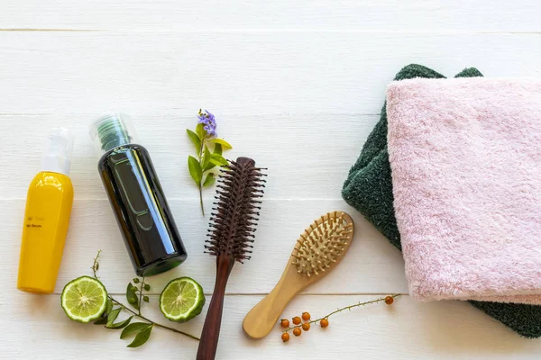 Bitkisel şampuan özütü bitkisel kaffir limon florası saç bakım serumu, tarak ve terry bez sağlık hizmetleri yaşam tarzı temizlik düzenleme bezi için bembeyaz üzerine yatıyordu.