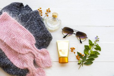 Güneş kremi, parfüm, güneş gözlüğü, örgü ören yün atkı ve hayat tarzının güzellik kazağı. Kış sezonu düzenlemelerinde rahatla. 