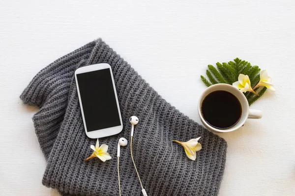 Teléfono Móvil Café Tejido Bufanda Lana Mujer Estilo Vida Relajarse — Foto de Stock