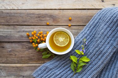 Bitkisel sağlıklı içecekler sıcak bal limonu sağlık hizmeti limon dilimli öksürük ağrısı, yün örgü örme yaşam tarzı rahatlama düzenleme düz arka plan ahşap üzerine yatıyordu