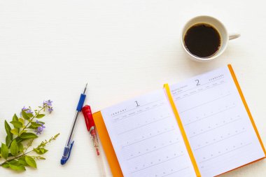 arka plan beyaz sıcak kahve espresso düzenleme düz yatıyordu tarzı ile iş için dizüstü planlayıcısı 