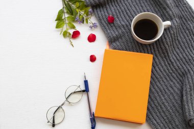 Sıcak kahve espresso ile iş için defter planlayıcısı, kış sezonu düzenlemelerinde yün örgü ören kadın arka planda beyaz arka plan üzerine düz bir stil yatıyordu. 