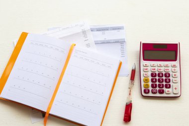 Kredi kartı ekstreleri, hesaplamalar, ofis masasındaki iş anlaşmaları için defter planlayıcı arka plan beyaz 
