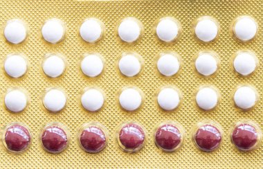 Bir kadının doğum kontrol hapları bebek düzenlemesi yapmak istemiyor. 