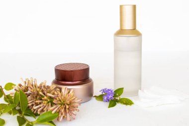 Terapi ilk serum tonerleri, göz kremi ve pamuk doğal kozmetik ürünleri cilt için bitkisel sağlık hizmetleri kadın düzenlemesinin güzelliği bembeyaz üzerine yatıyordu.