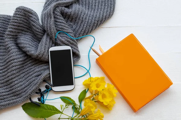 Notebook Planejador Telefone Móvel Para Trabalho Negócios Com Cachecol Tricô — Fotografia de Stock