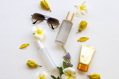 Güneş kremi spf50, kolajen su spreyi, tonerler serum terapisi yaşam tarzı kadın düzenleme tarzında güneş gözlüklü cilt için kozmetik sağlık hizmetleri.