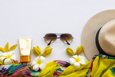Sarı eşarp, güneş gözlüğü, ylang ylang çiçekleri ve yaşam tarzı kadın düzenleme şapkası ile cilt için güneş kremi spf50 kozmetik 