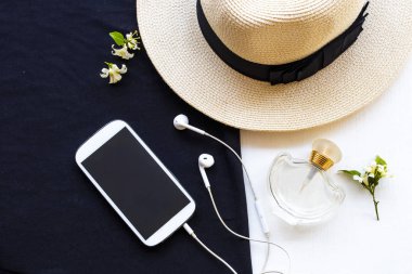 cep telefonu, parfüm ve hayat tarzı kadının şapkası rahatlama düzenlemesi arka planda siyah beyaz uzanma tarzı