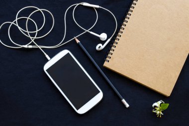 dizüstü bilgisayar planlayıcısı, iş düzenleme için cep telefonu düz arkaplan siyah üzerine uzanma biçimi