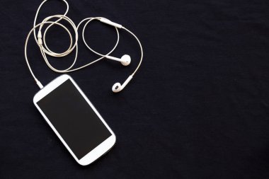 İş düzenleme için kulaklıklı cep telefonu arka plan beyaz üzerine düz uzanma biçimi
