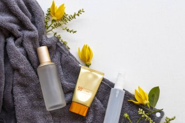 Güneş kremi spf50, kolajen su spreyi ve tonerler serum kozmetik güzellik bakım battaniyeli cilt yüz, sarı çiçekler ylang yaşam tarzı kadın rahatlama
