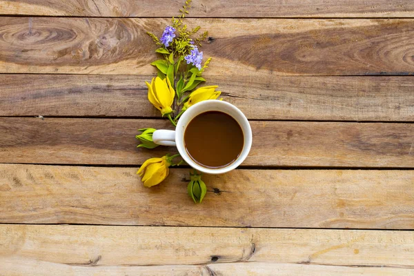 Varmt Kaffe Med Gula Blommor Ylang Ylang Livsstil Arrangemang Platt — Stockfoto