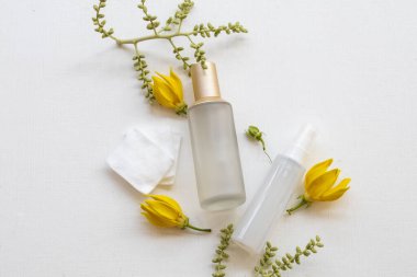 Terapi ilk serum tonerleri, pamuk, kolajen suyu doğal kozmetik ürünleri cilt için bitkisel sağlık hizmetleri kadın yüzü güzelliği ve sarı çiçek ylang düzenleme düzleştirici düz yatış tarzı 
