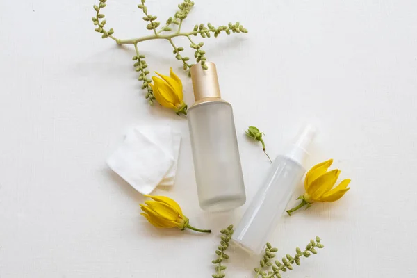 Terapi ilk serum tonerleri, pamuk, kolajen suyu doğal kozmetik ürünleri cilt için bitkisel sağlık hizmetleri kadın yüzü güzelliği ve sarı çiçek ylang düzenleme düzleştirici düz yatış tarzı 
