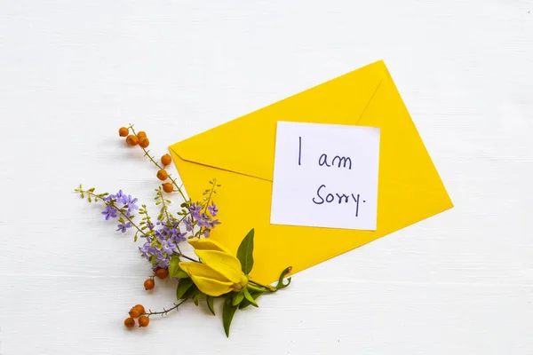 Siento Mensaje Tarjeta Escritura Con Sobre Amarillo Flor Amarilla Ylang —  Fotos de Stock