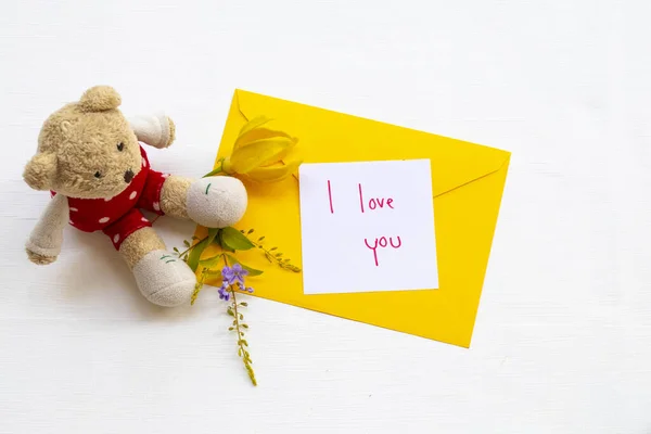 Amo Mensaje Tarjeta Escritura Mano Con Sobre Amarillo Flor Amarilla —  Fotos de Stock