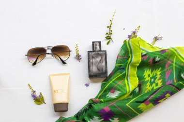 Güneş kremi spf50, parfüm, yeşil fular, yaşam tarzı kadınlarının güneş gözlüğü aksesuarları. 