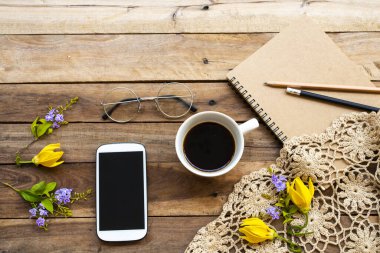 defter günlüğü, cep telefonu ve iş hayatı için sıcak kahve espresso çiçek ylang düzenleme düz arka plan ahşap üzerinde yatıyordu 
