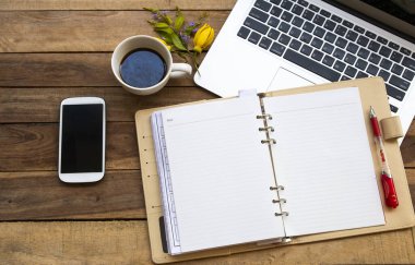 İş için defter planlayıcısı, bilgisayar, cep telefonu. Yaşam tarzı düzenlemesinin sıcak kahve espresso 'su. Arka plan tahtasının üzerinde düz stil yatıyordu.