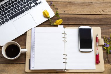 İş için defter planlayıcısı, bilgisayar, cep telefonu. Yaşam tarzı düzenlemesinin sıcak kahve espresso 'su. Arka plan tahtasının üzerinde düz stil yatıyordu.