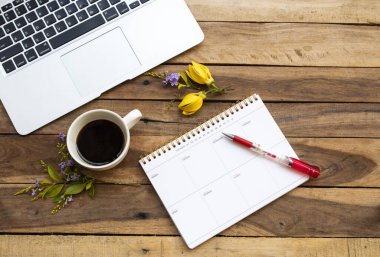 Not defteri planlayıcısı, iş için bilgisayar. Sıcak kahve espresso ile yaşam tarzı düzenleme düz arka plan ahşap üzerinde yatıyordu.