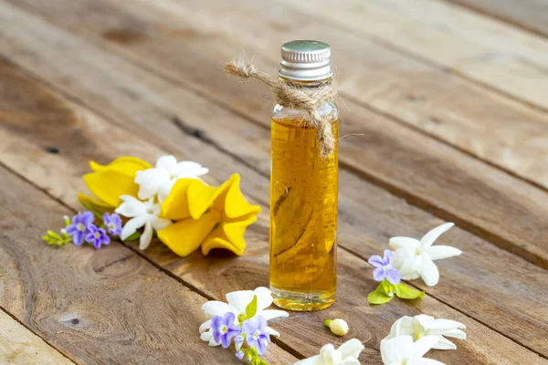 Natuurlijke Kruidenoliën Extract Bloem Jasmijn Geuren Aroma Met Gele Bloemen — Stockfoto