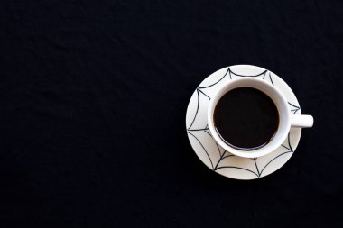 Yaşam tarzı düzenlemelerinin sıcak kahve espresso arka planda siyah yatıyordu