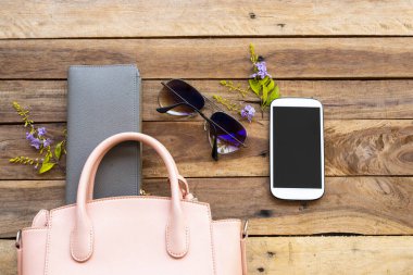 cep telefonu, güneş gözlüğü, çanta ve pembe el çantası koleksiyonu yaşam tarzı kadın rahatlama düzenleme düz arka plan ahşap üzerine yatar